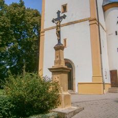 Kříž ve Velké Bystřici před kostelem