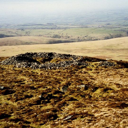 Round cairn and shelter 140m north west of Yes Tor summit
