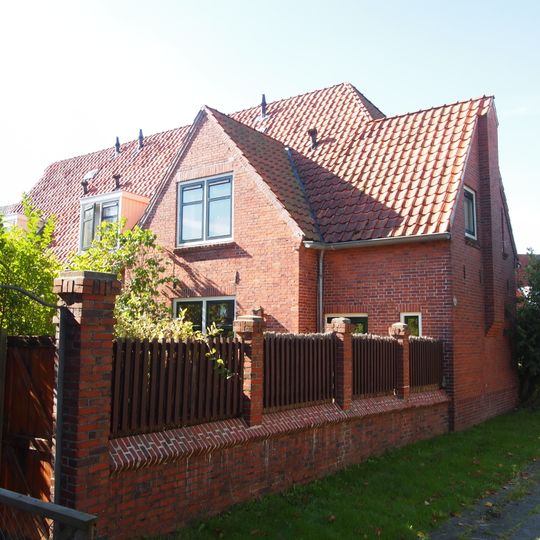 Twee blokken van drie woonhuizen in expressionistische stijl