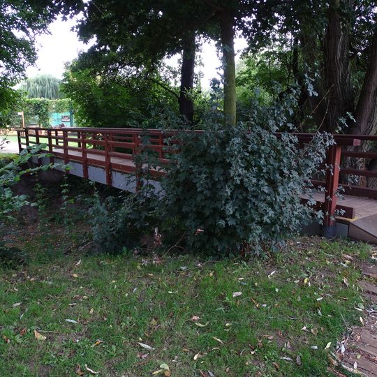 Západní lávka přes Botič ve sportovním areálu Hamr