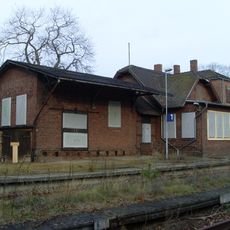 Empfangsgebäude und Stellwerk des Bahnhofes Zum Bahnhof 375