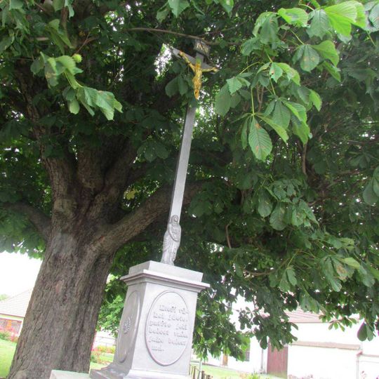 Kříž před kostelem sv. Václava v Lukavci