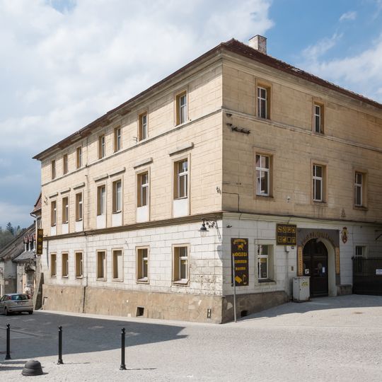 D. klasztor jadwiżanek, ob. zajazd Pod Złotym Lwem, poł. XVIII