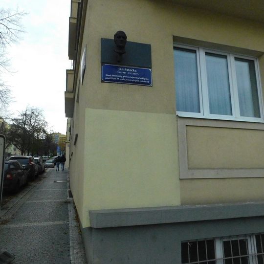 Pamětní deska Jana Patočky na domě Patočkova 1632/55 na Břevnově