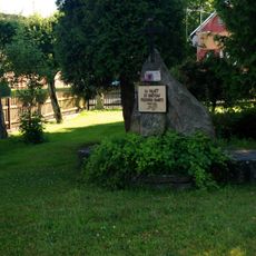 Památník obětem fašismu na návsi v Lesné u Tachova