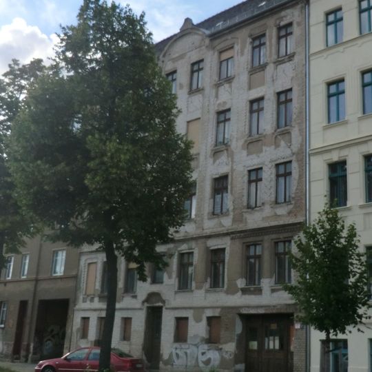 Mietshaus in geschlossener Bebauung Christoph-Lüders-Straße 40
