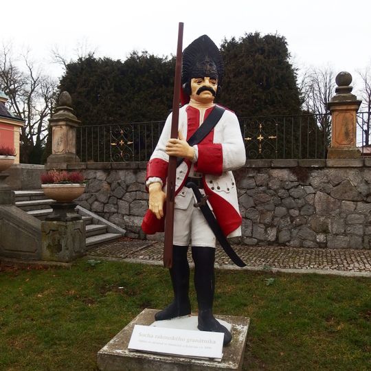 Socha granátníka na nádvoří zámku Dobříš