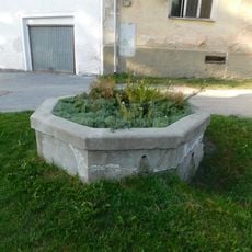 Kašna u domu č. 1 v Dolním Žandově