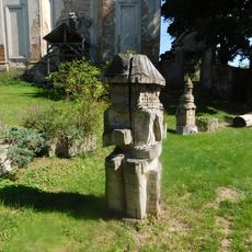 Dřevěné plastiky před kostelem ve Štolmíři