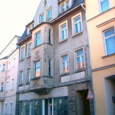 Wohnhaus in geschlossener Bebauung mit Ladenzone Wettinstraße 4