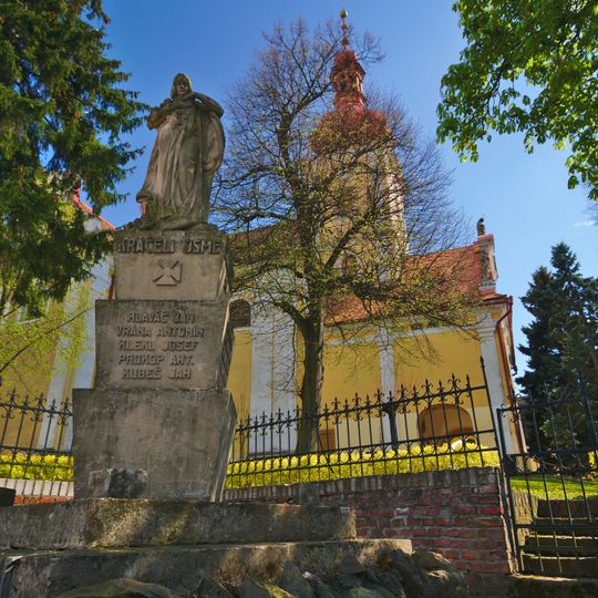 Pomník padlým v Tištíně před kostelem