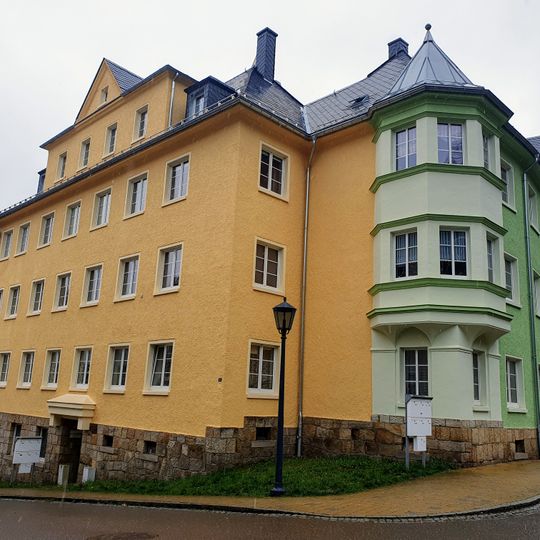 Doppel-Mietshaus in halboffener Bebauung, zusammen mit Emil-Lange-Straße 7 Bahnhofstraße 6