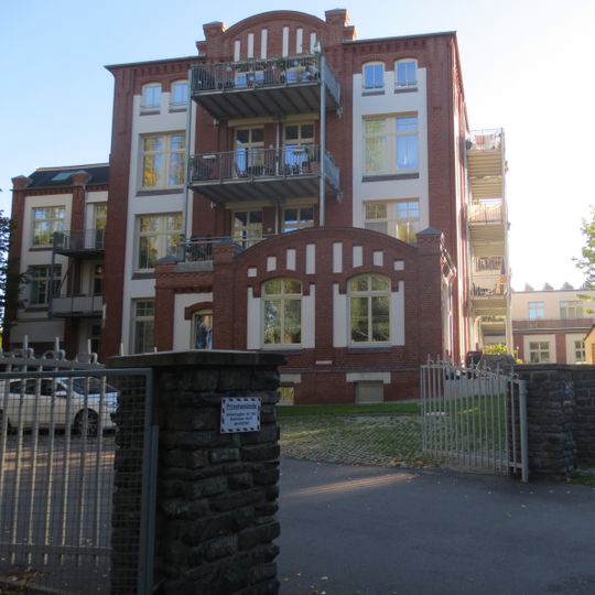 Fabrikanlage mit großem Werksgebäude und mehreren Anbauten – ehemaliges Rundfunk- und Fernmelde-Technik Uhlestraße 34