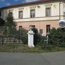 Kříž na křižovatce v Dolní Bělé