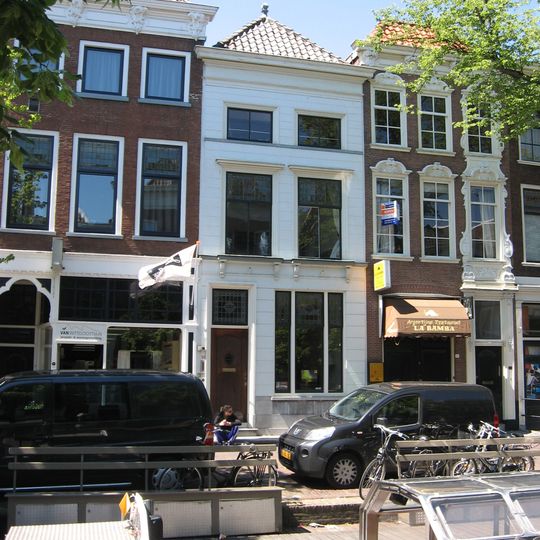 Pand met lage bovenverdieping en eenvoudige, gepleisterde lijstgevel