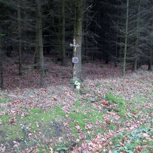 Kříž severně od Kotouně u lesa