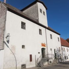 Stattliches Dreiflügelgebäude