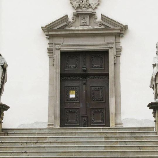 Sochy světců u schodiště ke kostelu svatého Michala v Brně