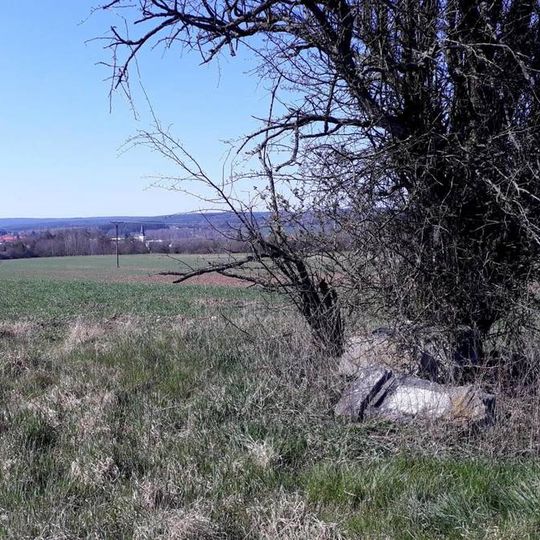 Kříž jižně od Nýřan nad továrnou