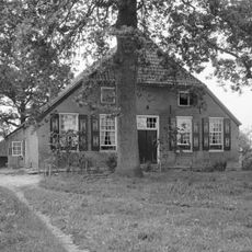 Gave hoeve met in de vensters van het woongedeelte oorspronkelijke roedenverdeling
