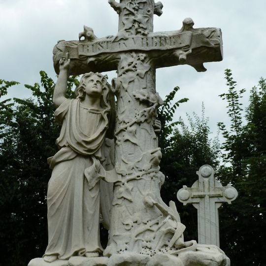 Sint-Vituskerk, begraafplaats: grafmonument met kruis en engel voor Ydema-Witteveen