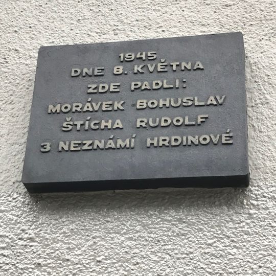 Pamětní deska obětem Pražského povstání v Hvězdově ulici v Praze