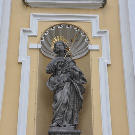 Socha svatého Josefa na průčelí kostela svaté Rodiny v Havlíčkově Brodě