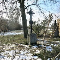 Kříž u pomníku v Kobylníkách