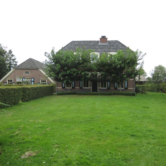 Warmelo, boerderij met schuur
