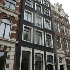 Pand met gevel onder rechte lijst met consoles