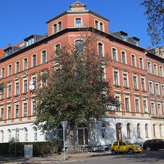 Mietshaus in geschlossener Bebauung in Ecklage, mit Vorgarten zur Beyerstraße Matthesstraße 80
