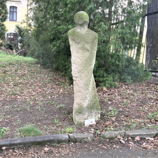 Kamenná plastika Odhmotnění v zahradě rozhlasu v Ústí nad Labem