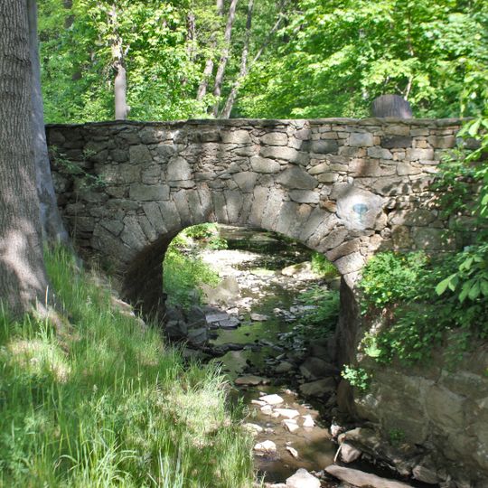 Rundbogenbrücke über das Klosterwasser, mit Wehr An der Schanze 2