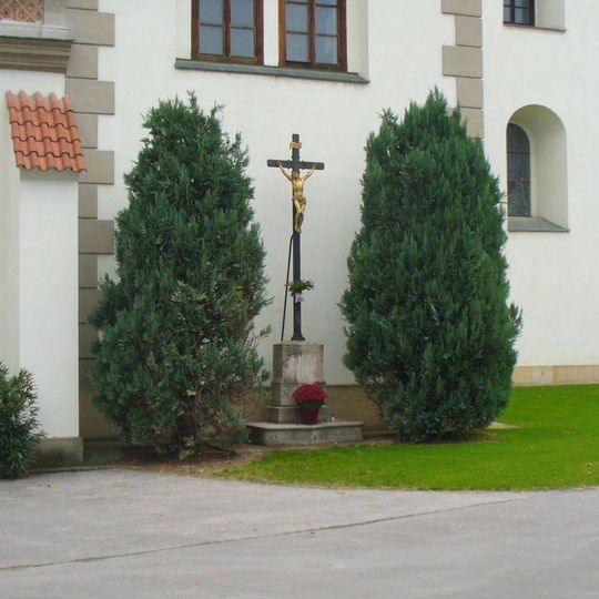 Kříž u zdi kostela svatého Jakuba Staršího v Zbraslavi