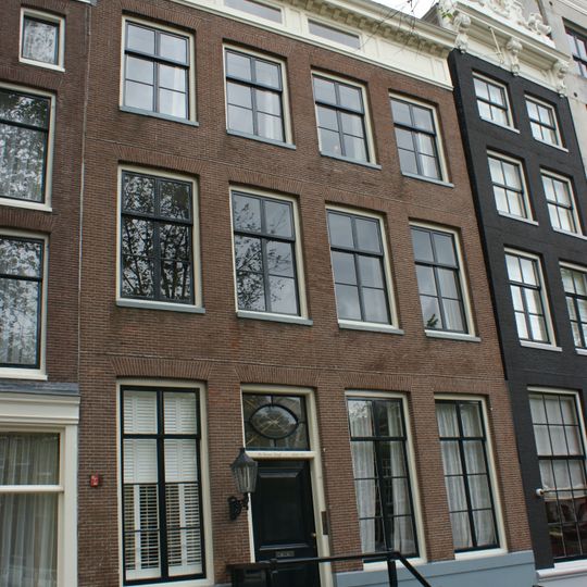 Pand met vierraamsgevel onder rechte lijst met dakkapel