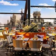 Paris'in Çatıları: Eyfel Kulesi veya Şehir Manzaralı Barlar ve Restoranlar