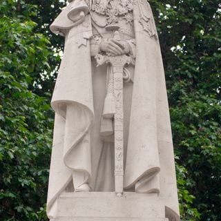 Statue of George V