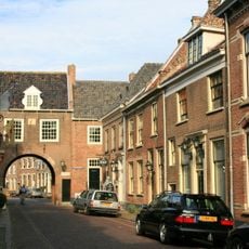 Pand met een zadeldak, evenwijdig aan de straat, tussen puntgevels