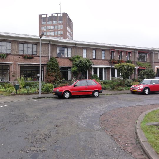 Vier woningen met poort en schuurtjes