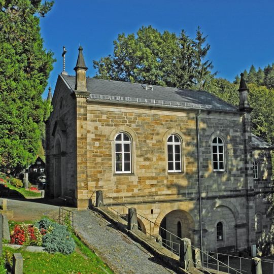 Einzeldenkmale der Sachgesamtheit Friedhof Bad Schandau: Kapelle als Torhaus zum Friedhof, Friedhofseinfriedung im Osten und Grabmal Zaukenweg -