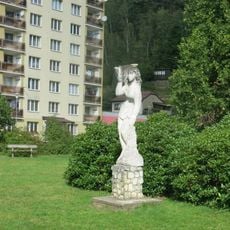 Socha Mír v parku v Rolavské ulici v Nejdku