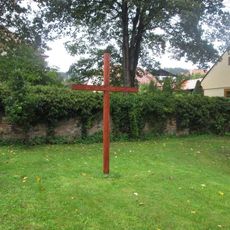 Kříž v zahradě v Plasích v Žebnické ulici