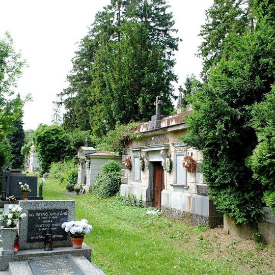 Cintorín sv. Rozálie, hrobka s reliéfmi