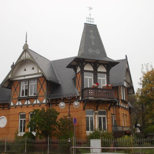 Villa mit Einfriedung Bahnhofstraße 2