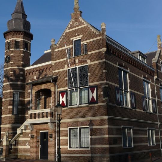Geheel vrijstaande gemeentehuis