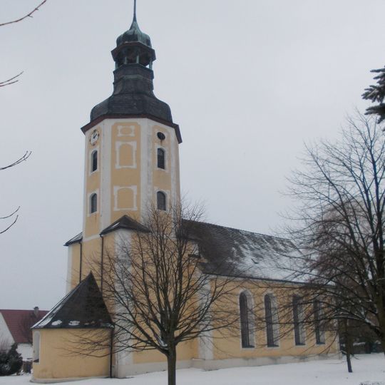 Kirche , Kirchhof mit Kirchhofmauer und Kriegerdenkmal für die Gefallenen des 1. Weltkrieges auf dem Kirchhof Hauptstraße -