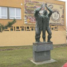 Socha Interkosmos před kinem Kosmos v Mostě