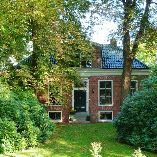 Vijf traveën breed onderkelderd landelijk pand