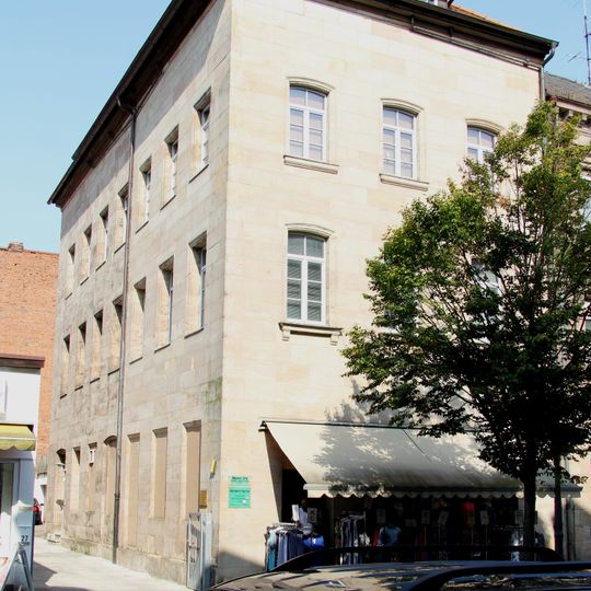 Ehemaliges Fabrikgebäude, jetzt Wohn- und Geschäftshaus