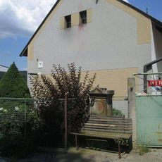 Kříž v Předenicích u křižovatky